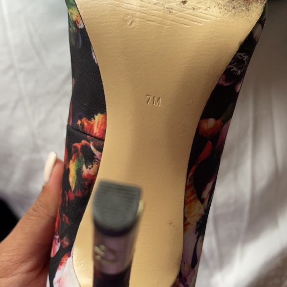 Floral GUESS high hills👌 - Picture 3 of 5